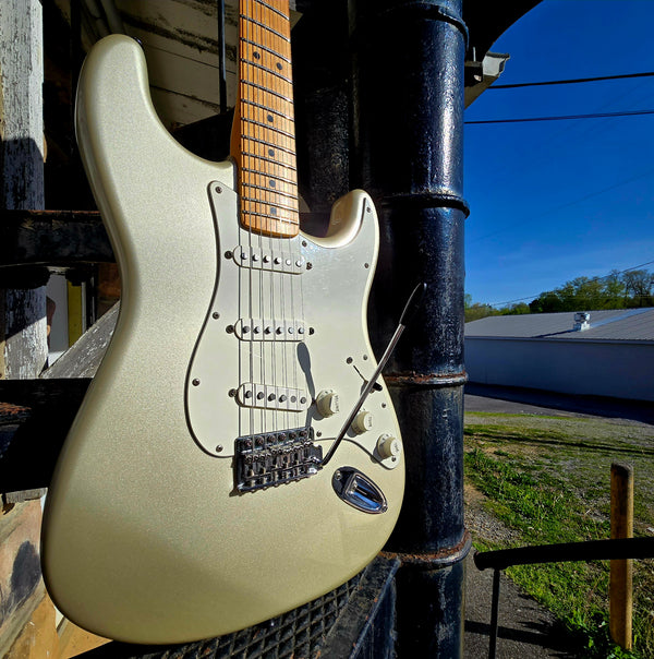 2005 2006 Fender 60th Diamond Anniversary Standard Strat - Blizzard Pearl - w/ Gig Bag